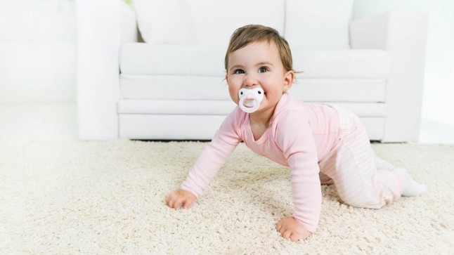 Alerta con lo que respira tu bebé cuando gatea