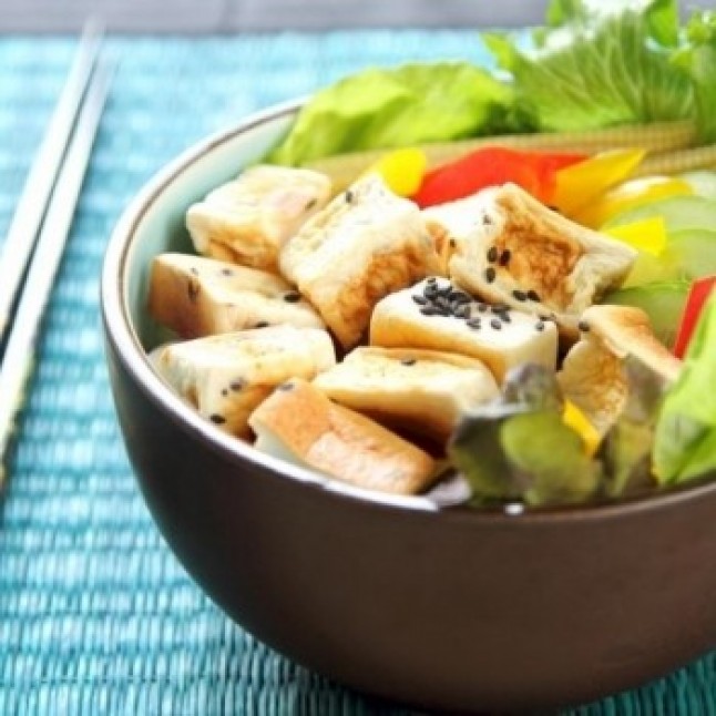 Tofu macerado con semillas de chía en ensalada