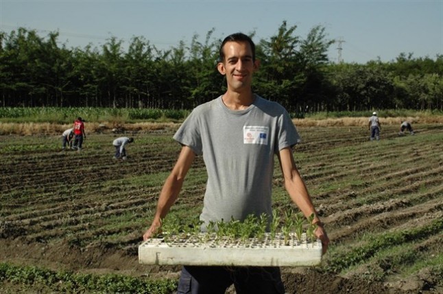Cáritas se implica en el cultivo ecológico en terrenos de la Vega de Granada