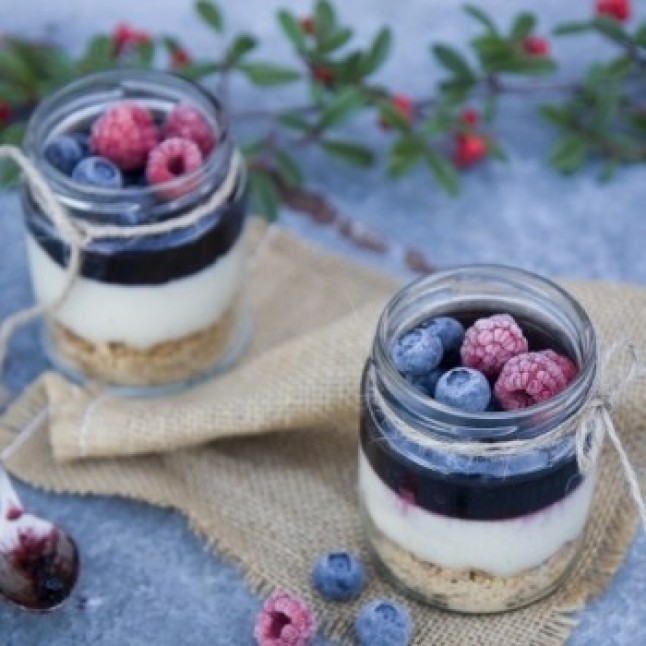 Frutos del bosque y almendras sobre panna cotta con kuzu