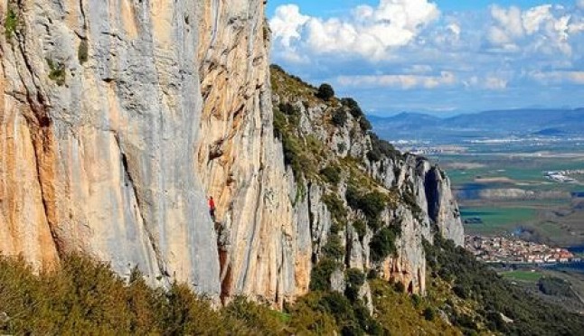 Una persona herida al sufrir una caída mientras practicaba escalada en Etxauri