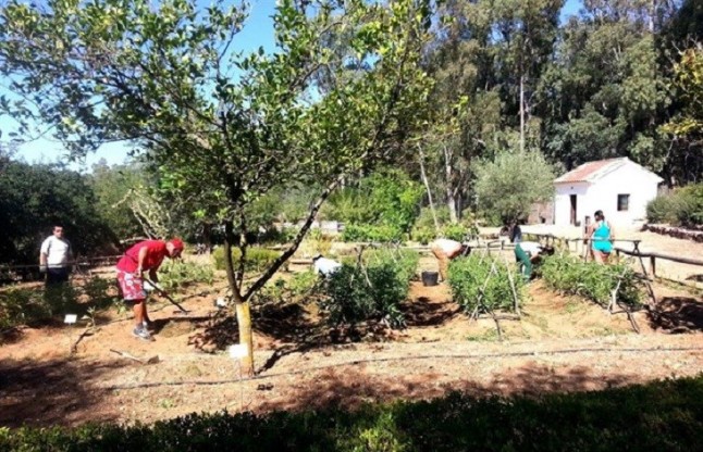Alumnos de la Sierra Norte realizan un taller sobre el huerto tradicional en El Robledo