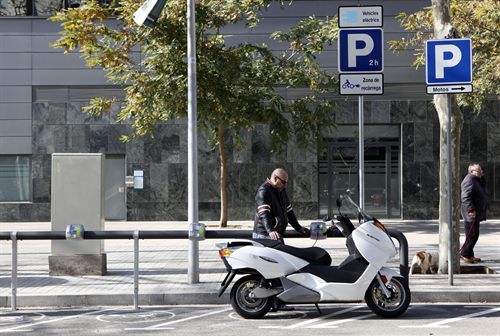 Barcelona inaugura la primera estación de recarga para motos eléctricas