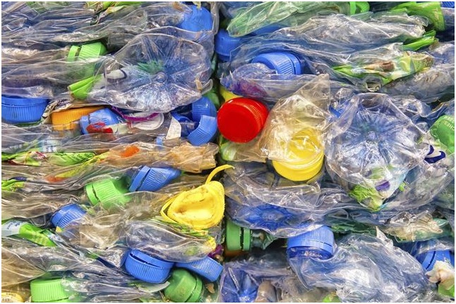 Puede aumentar la presión arterial al beber de una botella de plástico