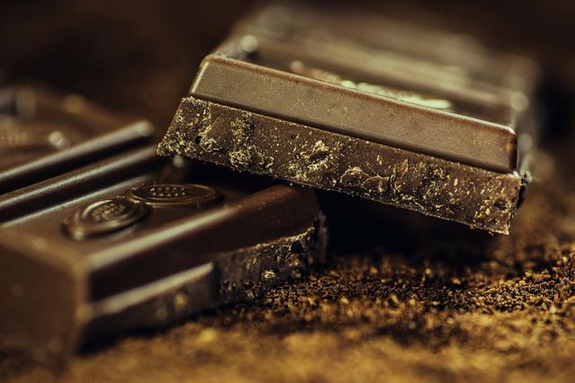 Eliminan la grasa del chocolate con electricidad