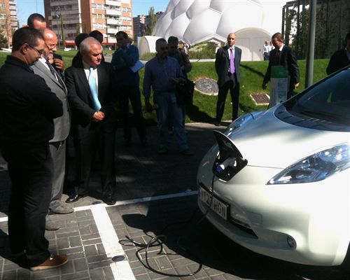 El primer taxi eléctrico circula en Valladolid con consumo equivalente a un litro de gasóleo