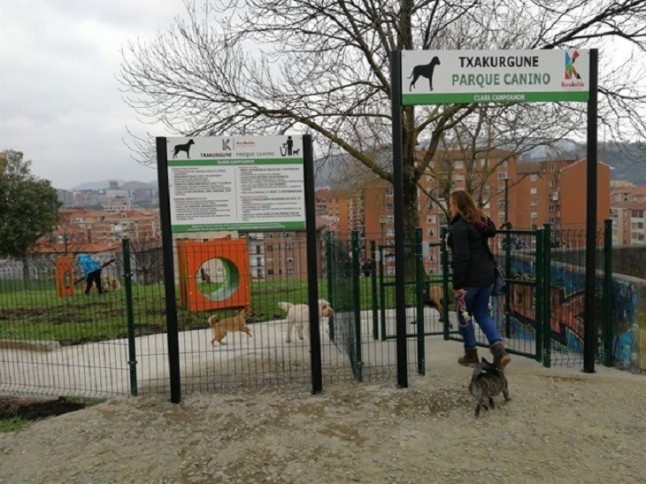 Barakaldo pone en marcha su primera zona de esparcimiento para perros