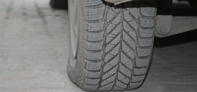 Circular con baja presión en los neumáticos genera un gasto anual de 5.000 millones