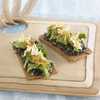 Recetas Ecológicas: Coca de tartar de algas y olivas con rúcula y cebolla caramelizada