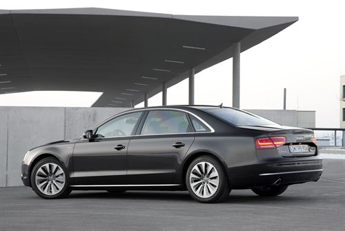 Audi lanza la versión híbrida de su buque insignia A8
