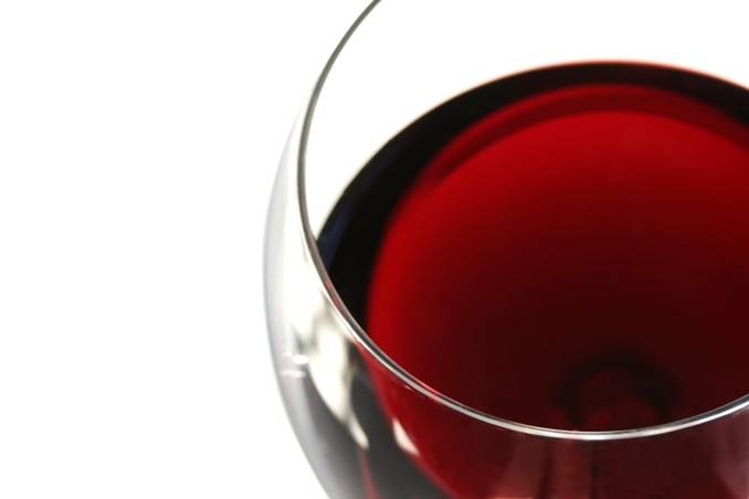 El consumo moderado del vino tinto gracias a sus polifenoles podría mejorar la flora intestinal