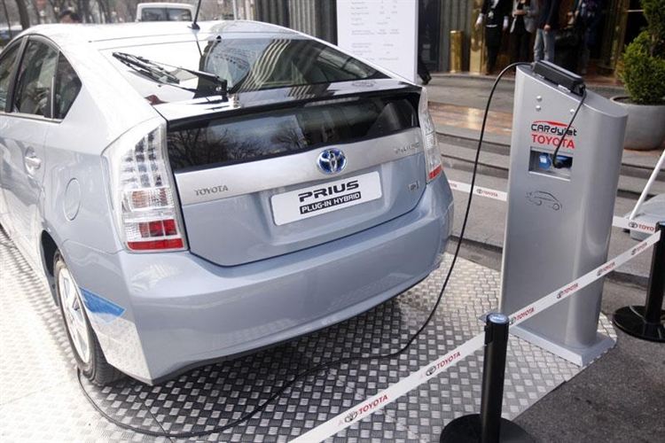 Se matriculan 58 coches eléctricos y se incrementan la de los híbridos en Andalucía