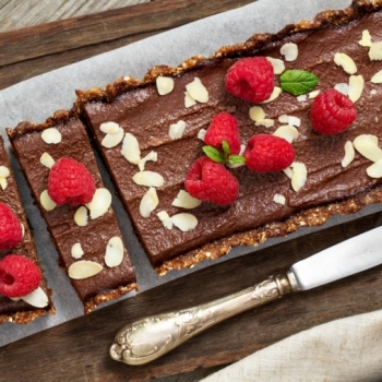 Recetas Ecológicas: Tarta crudivegana de frutos secos con mousse de cacao y aguacate