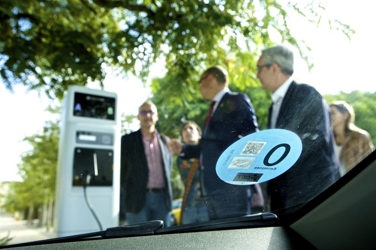 La UA estrena tres puntos gratuitos de recarga de coches eléctricos para uso de la comunidad universitaria