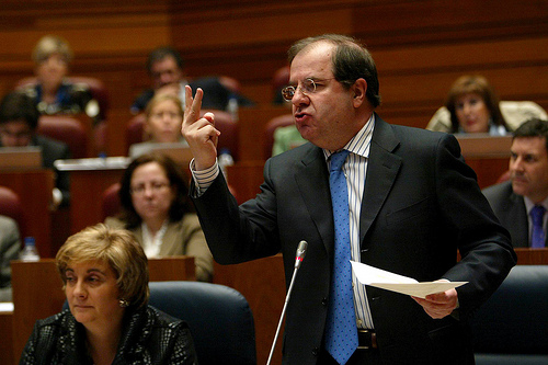 El presidente de Castilla y León ve "trascendental" la implantación del coche eléctrico