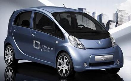 La Reina Sofía utilizará el coche eléctrico Peugeot iOn para desplazarse durante sus vacaciones