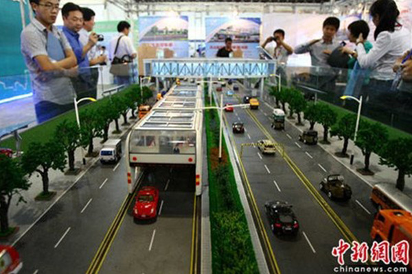 “Straddling bus”