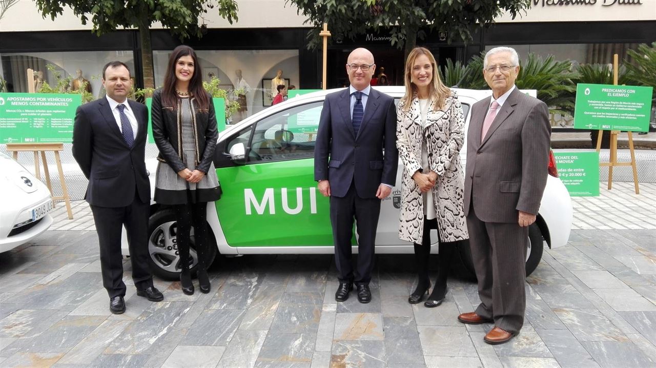 La Comunidad de Murcia duplica su flota de coches respetuosos con el medio ambiente e incorpora el primer coche eléctrico