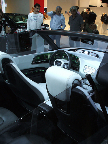 Un 56% de encuestados no compraría un coche ecológico si es más caro