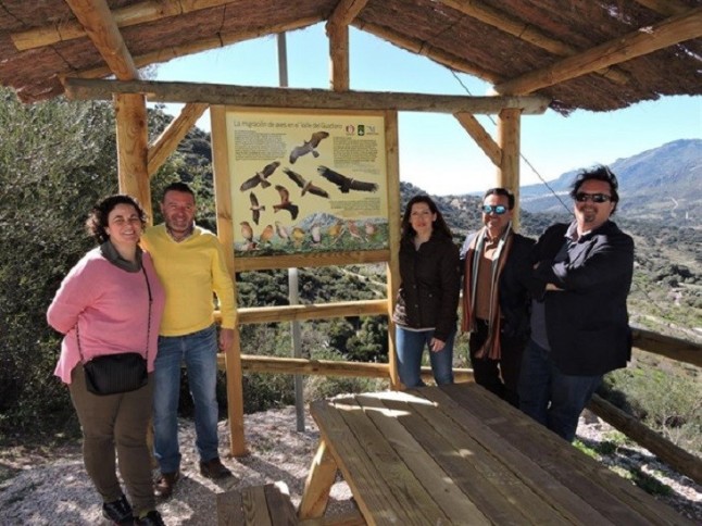 La Diputación de Málaga mejora las etapas de la Gran Senda por Jimera de Líbar con un observatorio de aves