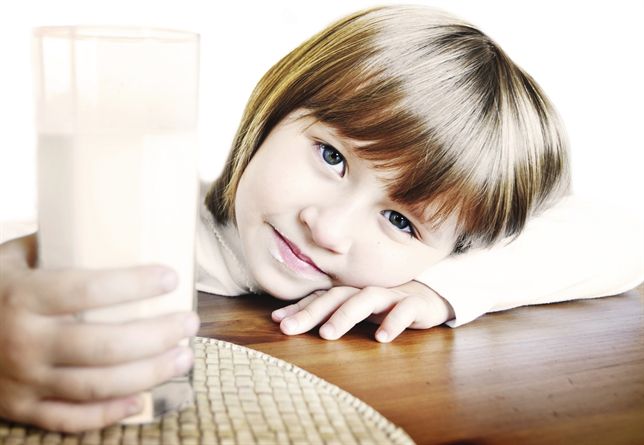 La leche de vaca evita el sobrepeso y la obesidad