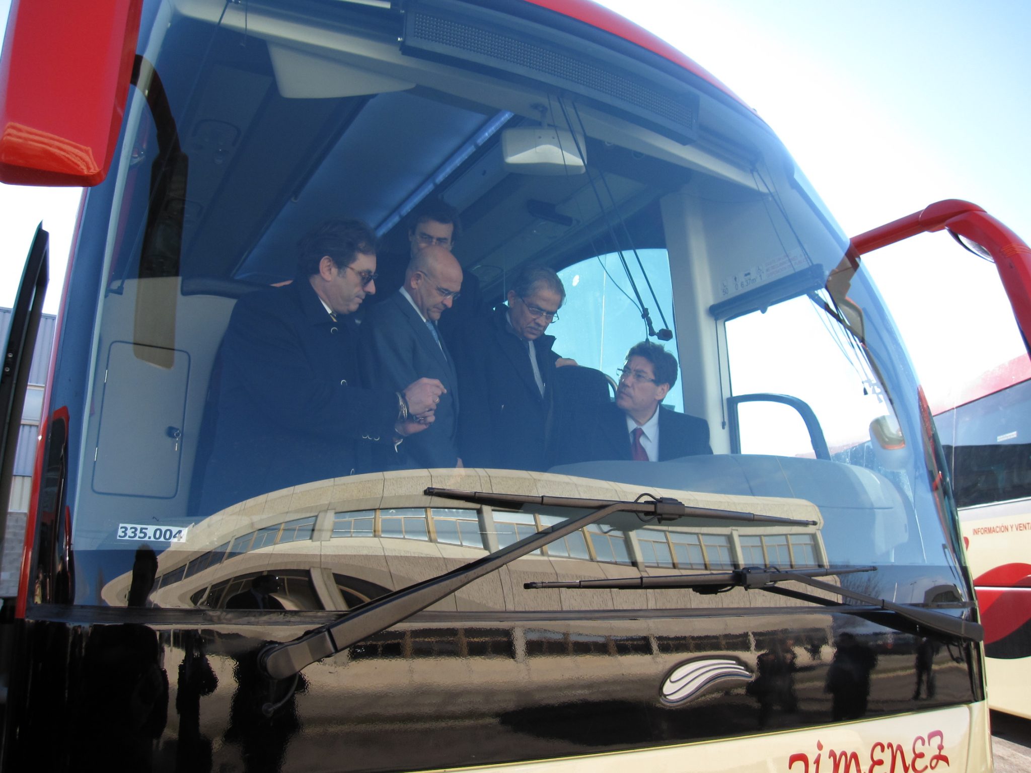 Tata Hispano entrega cuatro nuevos autocares a Grupo Jiménez