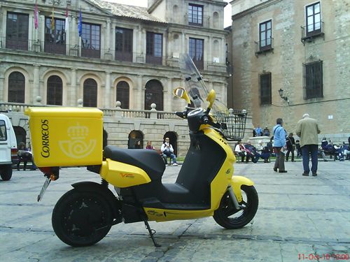 Correos comienza a utilizar motos eléctricas en el Casco Histórico de Toledo