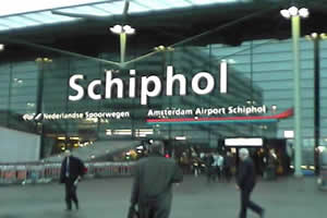 El aeropuerto Schiphol de Amsterdam arranca una estación de recambio de baterías para coches eléctricos
