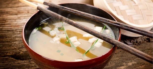 Por qué tomar caldos y sopas