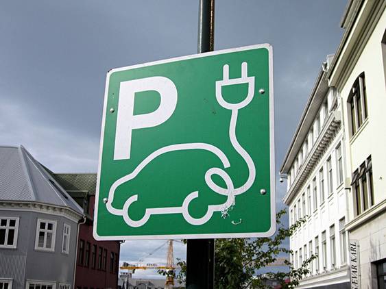 Hoy se puede aprobar una normativa para favorecer la recarga de coches eléctricos