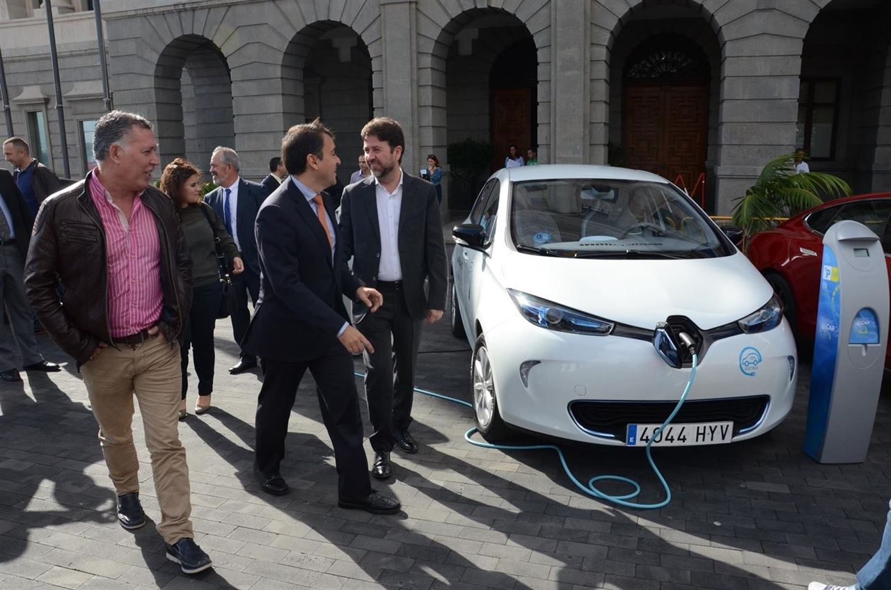 Tenerife acoge una fiesta de coches eléctricos