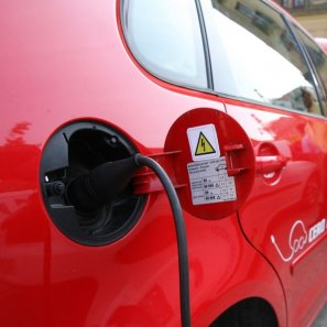 Acciona instalará un centenar de puntos de recarga para coches eléctricos este año