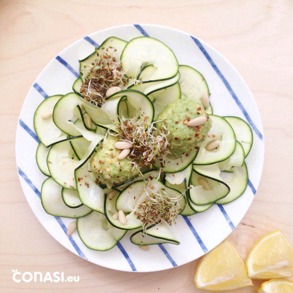 ‘Recetas Caseras y Ecológicas’: Tallarines de calabacín con aguacate y germinados