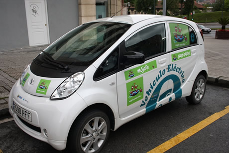 Euskadi. Un coche eléctrico vehículo oficial de la campaña ‘Mójate por la Esclerosis Múltiple’