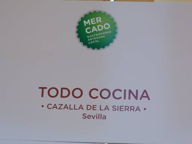 Cazalla de la Sierra acoge un mercado que impulsa la gastronomía artesana local de espacios naturales andaluces