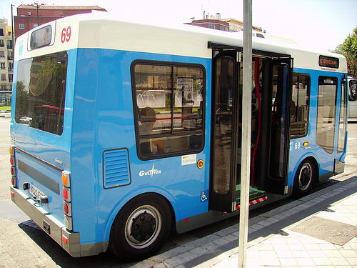 Huelva estudia dotar al Centro de microbuses eléctricos