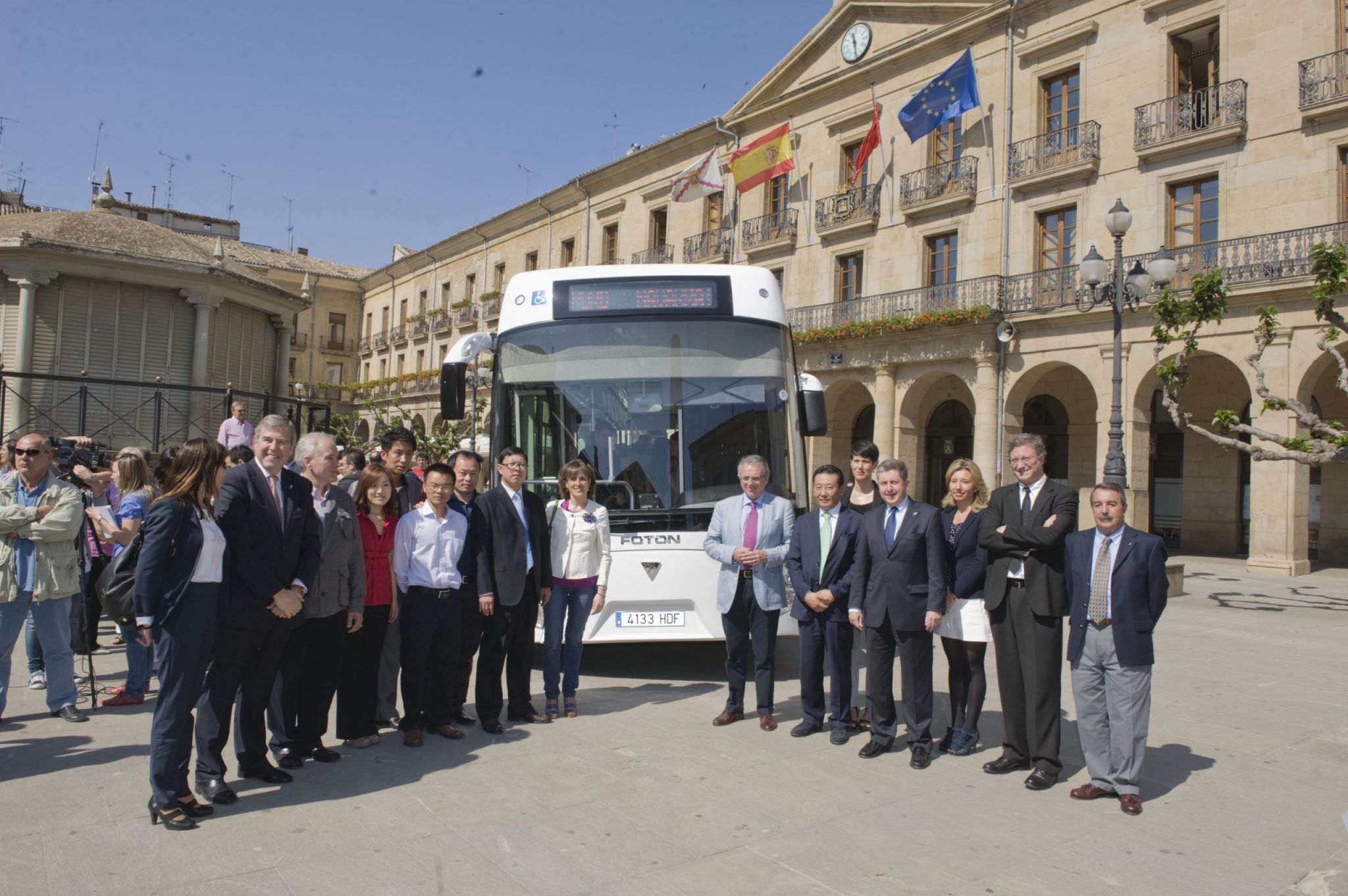 El Presidente Sanz realiza en Tafalla un recorrido en el primer autobús 100% eléctrico que llega a España