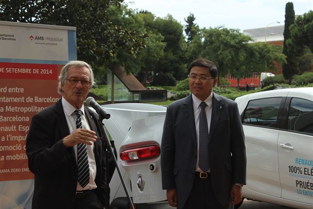 Renault cede durante dos años 12 vehículos eléctricos a Barcelona