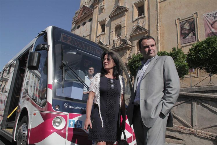 Ya circulan por el casco histórico de Córdoba los microbuses eléctricos de Aucorsa