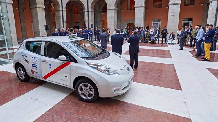 Madrid dará ayudas para implantar el taxi eléctrico