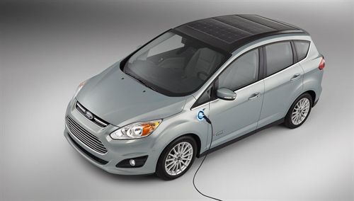 Ford C-Max híbrido enchufable con paneles solares en el techo