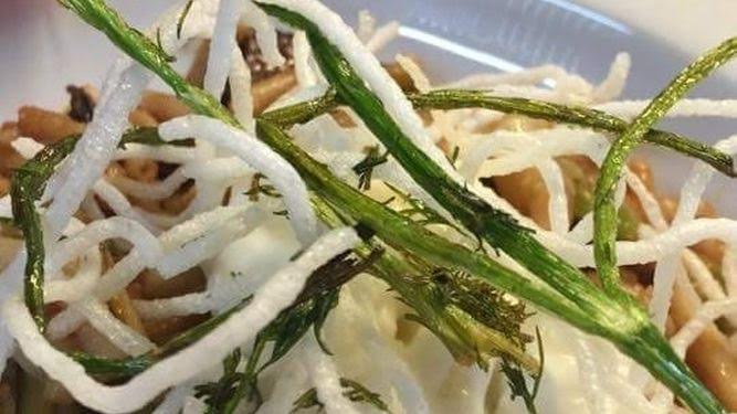 Un restaurante valenciano crea una fideuà marina vegana que ayuda a combatir la resaca