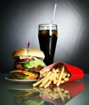 Europa quiere prohibir la publicidad de la comida basura en las escuelas