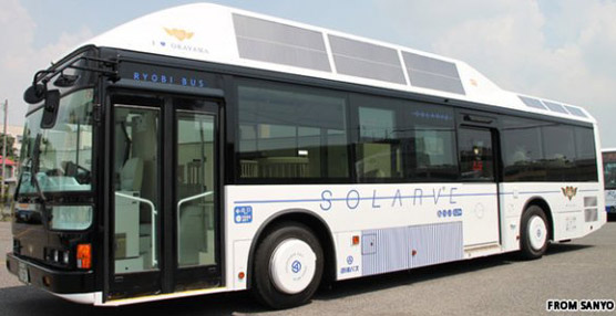 Sanyo presenta el primer bus urbano con placas solares en el techo