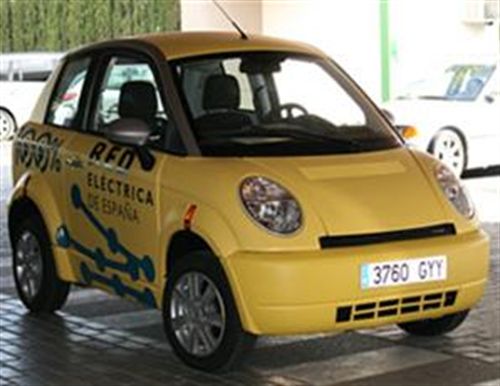 REE incorpora a su flota un coche eléctrico