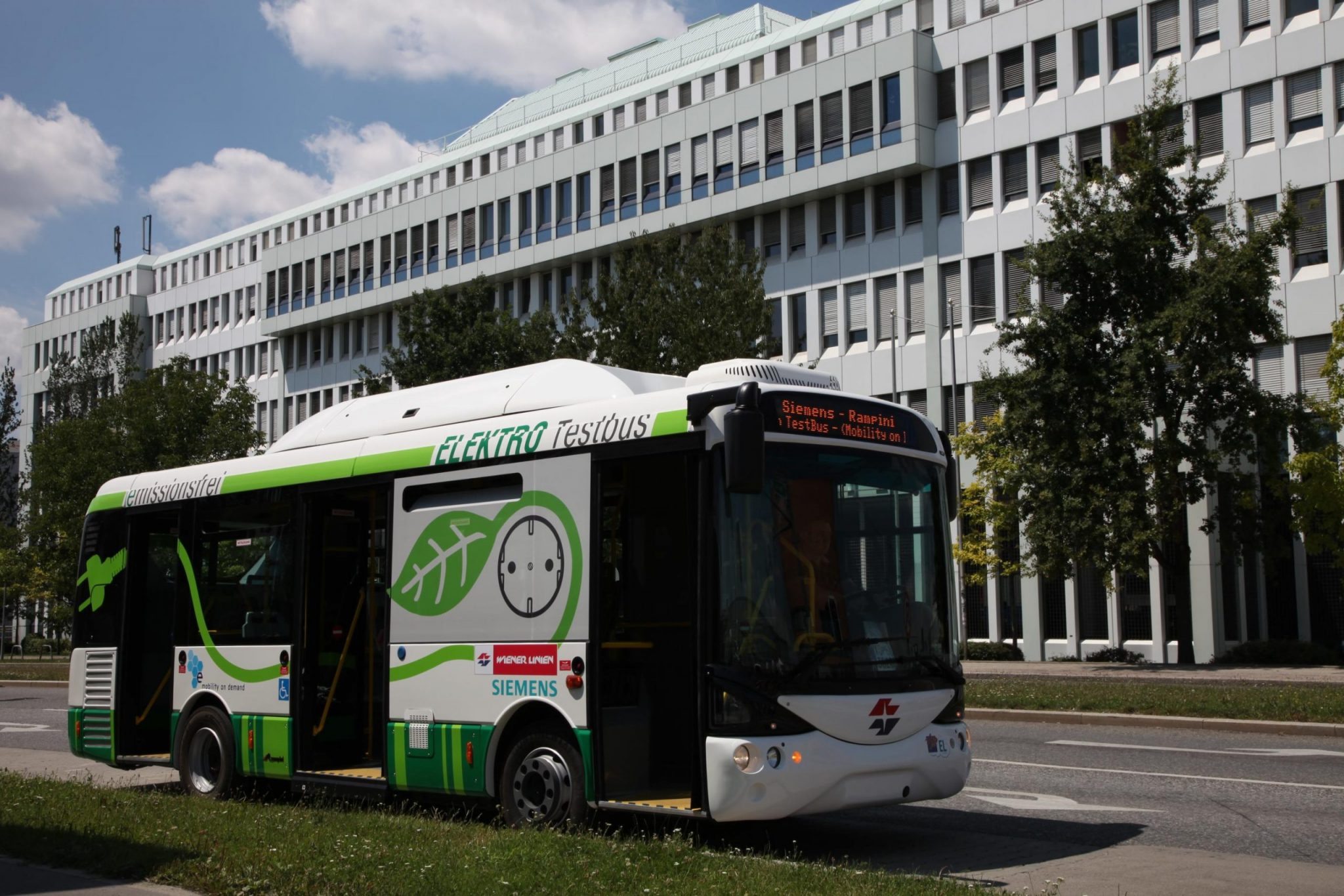 Joule power importa 3 versiones de los eficaces y prácticos buses urbanos rampini