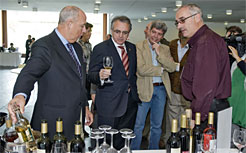 El Presidente Sanz acude en Pamplona a la inauguración de la I Feria Internacional del Vino Ecológico