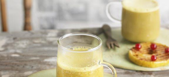 Recetas Ecológicas: Cúrcuma latte con rosquillas de manzana