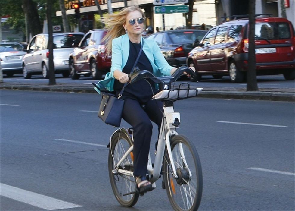 Cristina Cifuentes y su bicicleta eléctrica