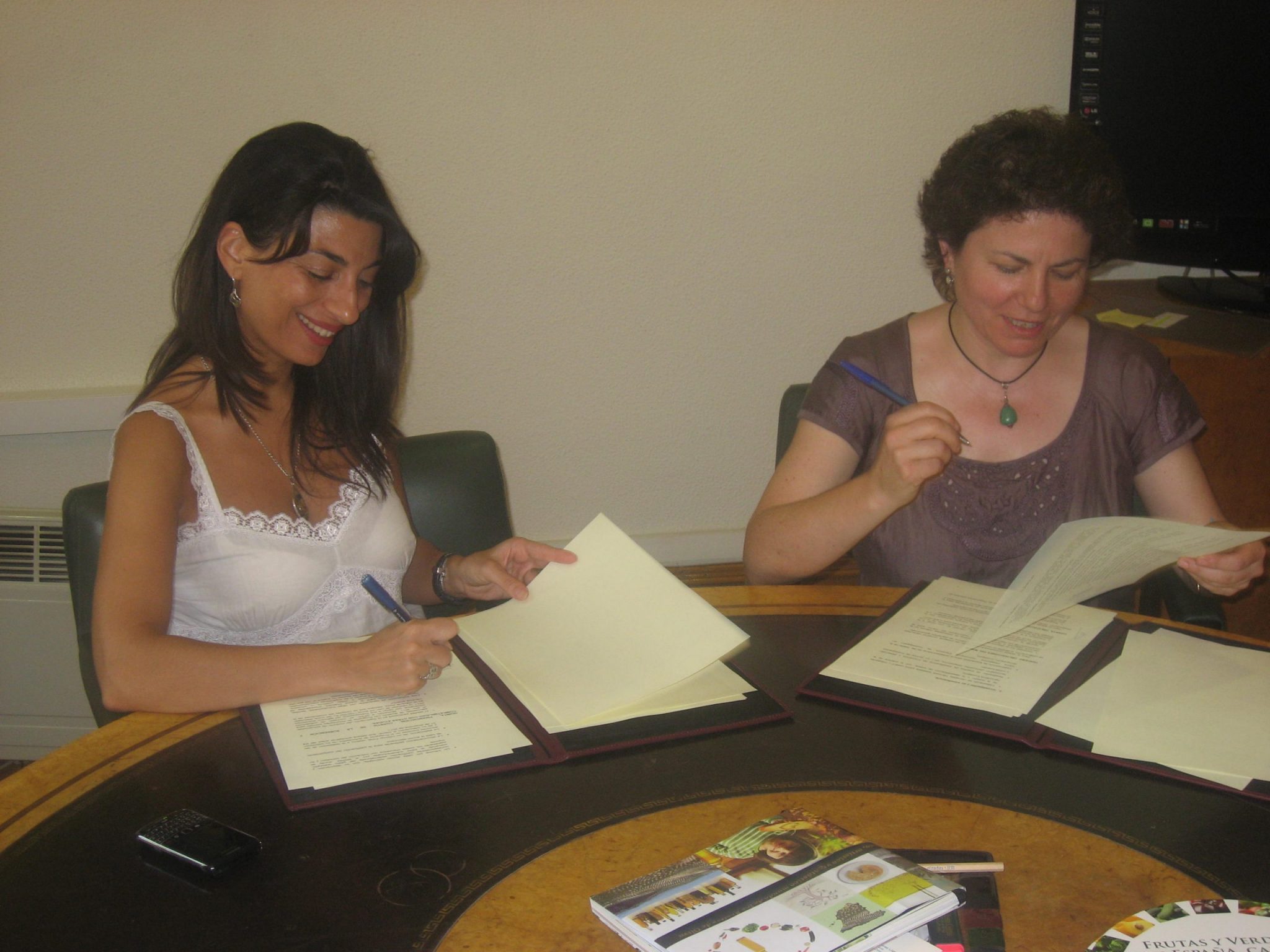 El MARM firma cuatro convenios específicos de colaboración en materia de agricultura ecológica para 2011